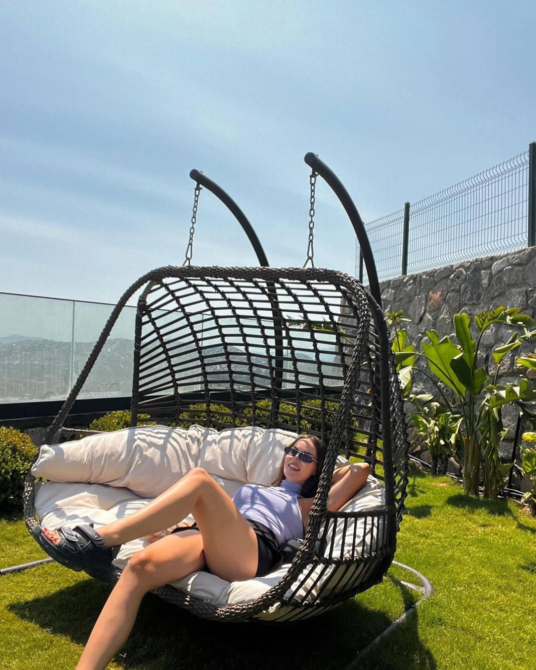 Fahriye Evcen’den mini şortuyla bahçe pozları - Resim: 8